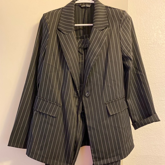 New two piece formal business attire size 2 Blazer with plants - Picture 1 of 3